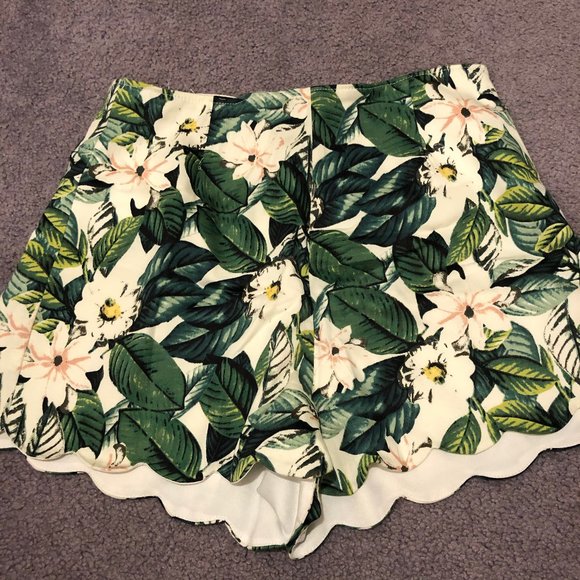 High Waisted Palm Tree Pattern Scalloped Shorts - Picture 1 of 3